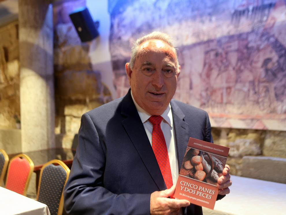 Antonio Lasheras, con su libro.
