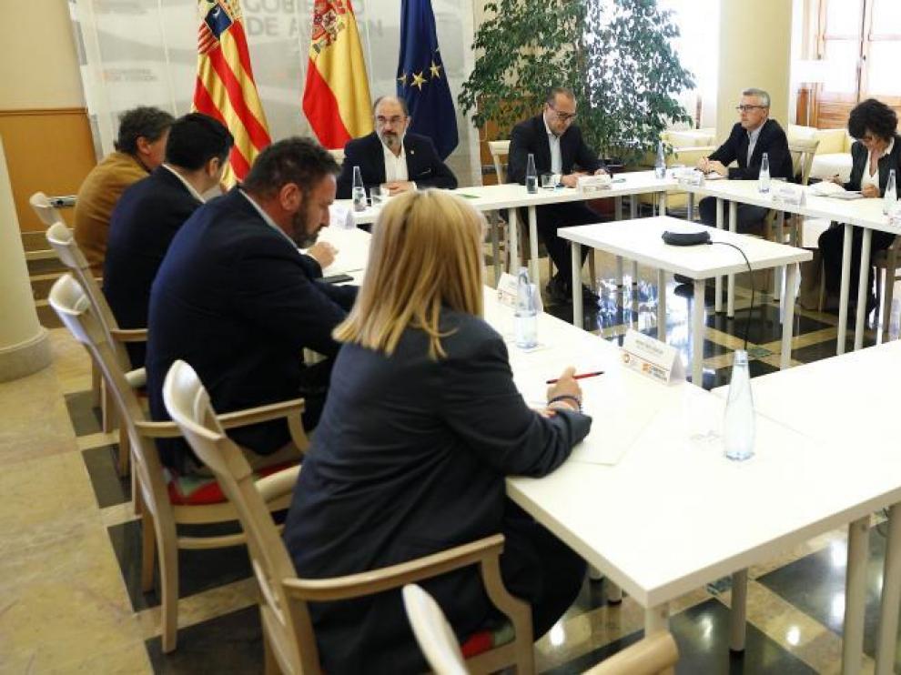 El Presidente de Aragón, Javier Lambán, acompañado por el consejero de Educación, Cultura y Deporte, Felipe Faci, ha mantenido una reunión con los alcaldes del Pirineo directamente implicados en la candidatura para la organización de los Juegos Olímpicos 2030.