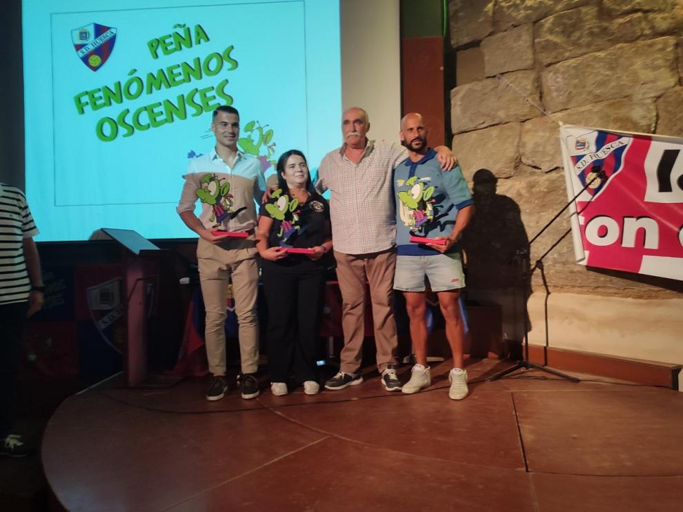 Andrés Fernández, Sonia Zamora, Fernando Lobera y Mikel Rico con los trofeos Fenómenos Oscenses.