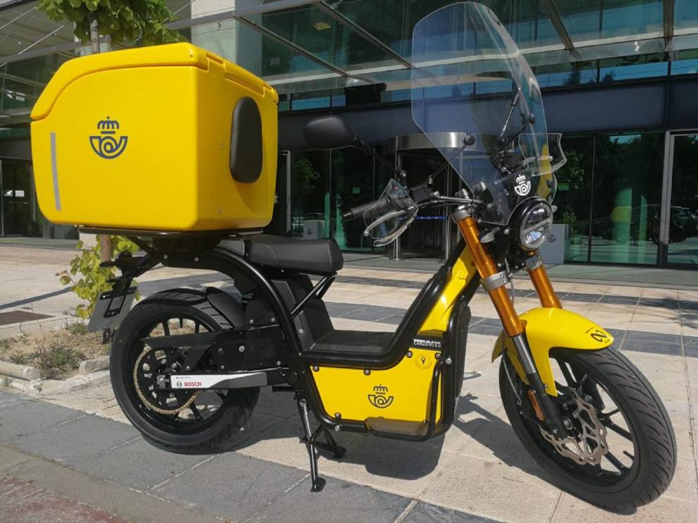 Moto eléctrica empleada en el reparto de los trabajadores de Correos.