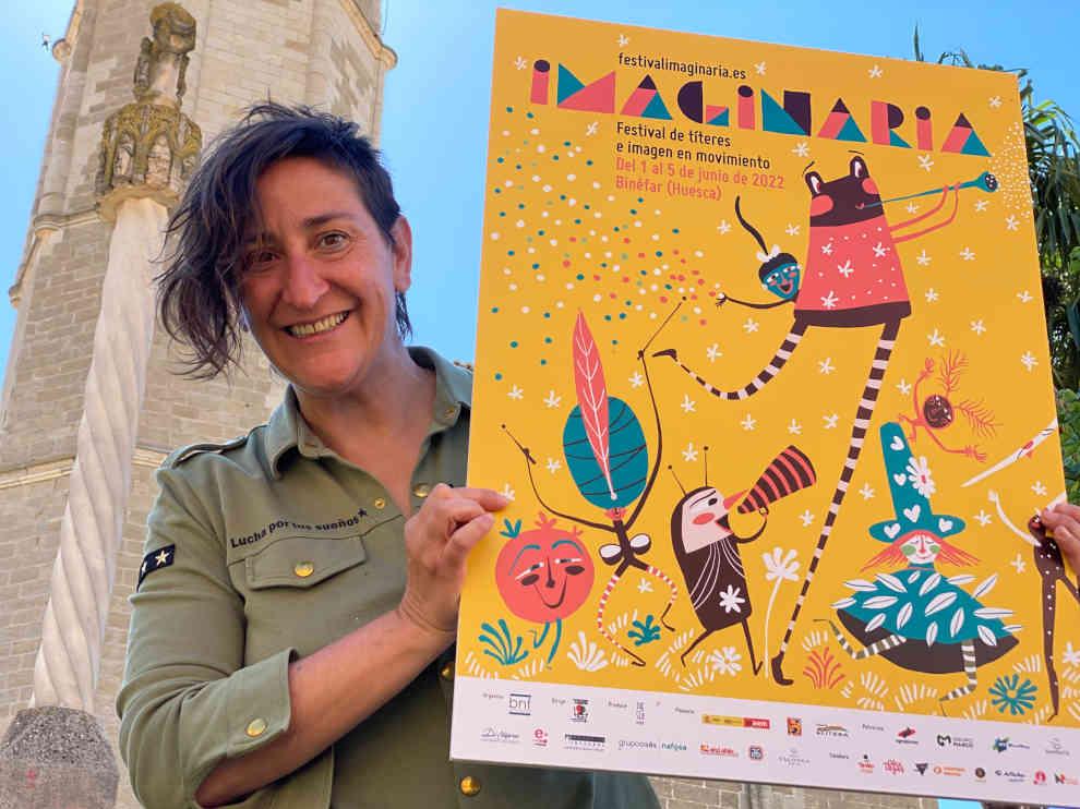 Eva Paricio, directora artística del festival, posa en uno de los escenario de Imaginaria con el cartel.