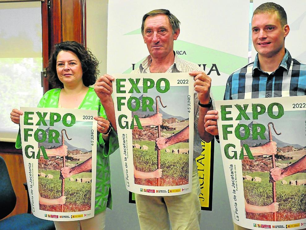 María Brun, Joaquín Giménez y Daniel Lacasa, en la sede de la Comarca de la Jacetania.