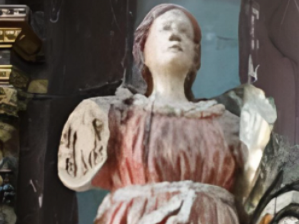 Detalle de la talla de Santa Orosia, a la que le falta un brazo.