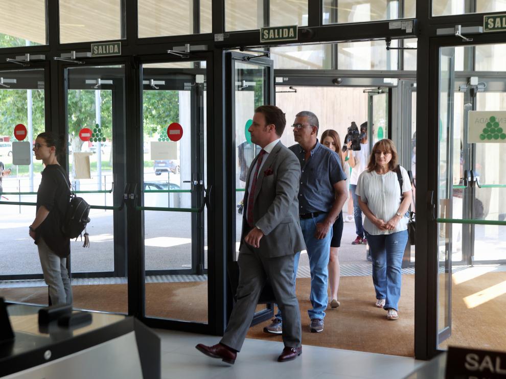 Llegada de las partes a la Audiencia de Huesca.