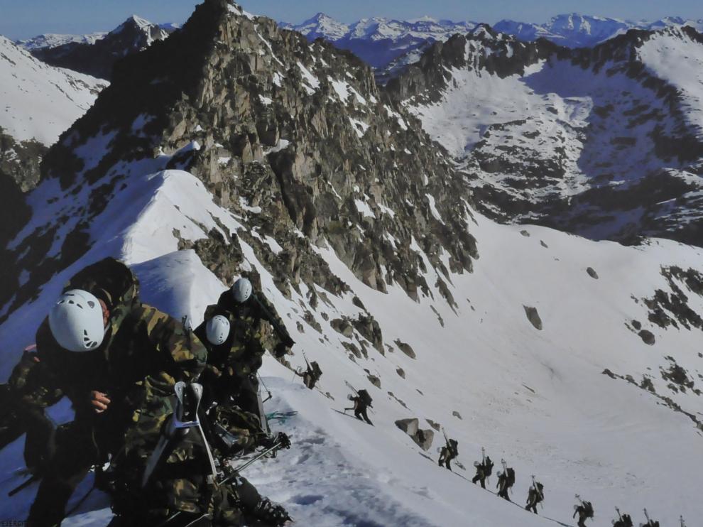 Prácticas del grupo militar de la Emmoe de Jaca en montaña.