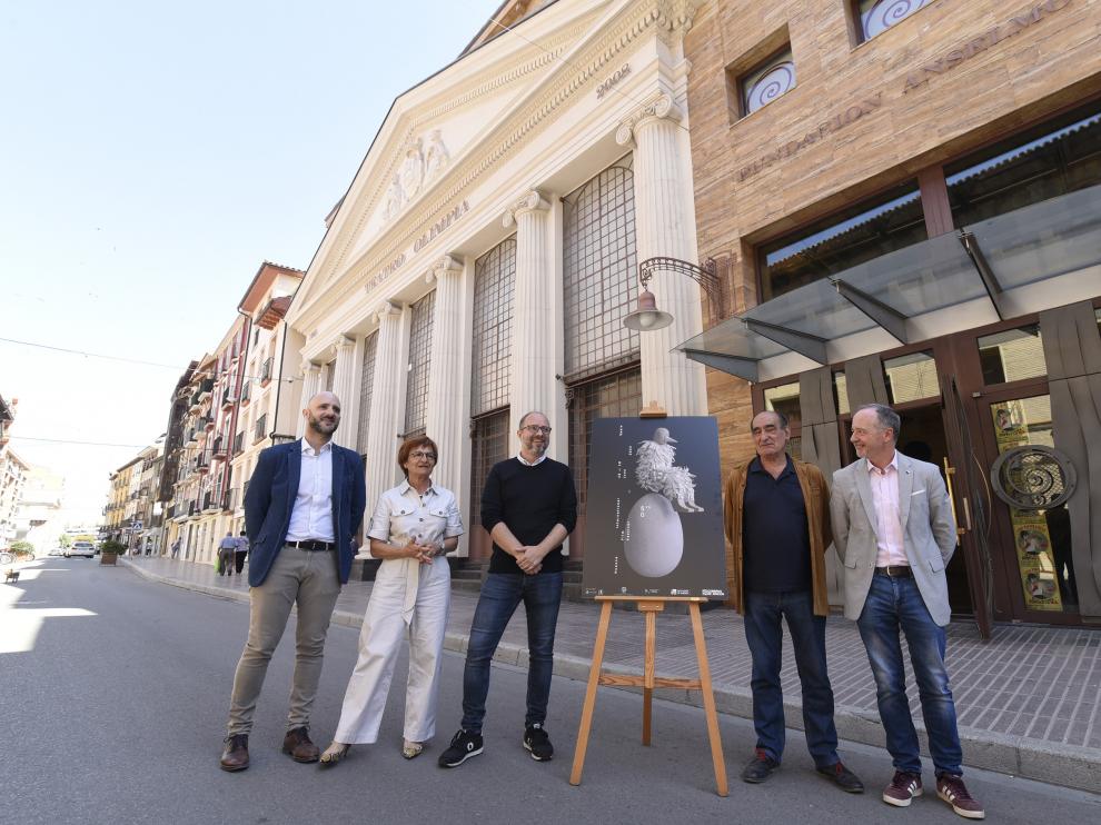 Asistentes a la 50 edición del Festival de Cine de Huesca posan junto al cartel.