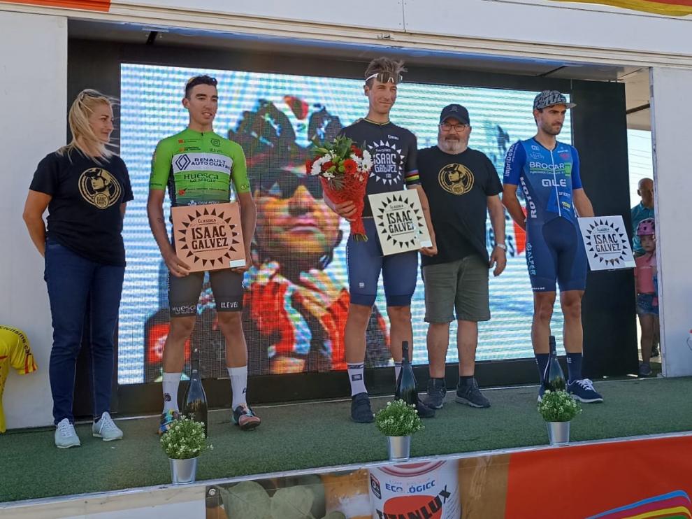Bazán, primero por la izquierda, en el podio de la carrera catalana.