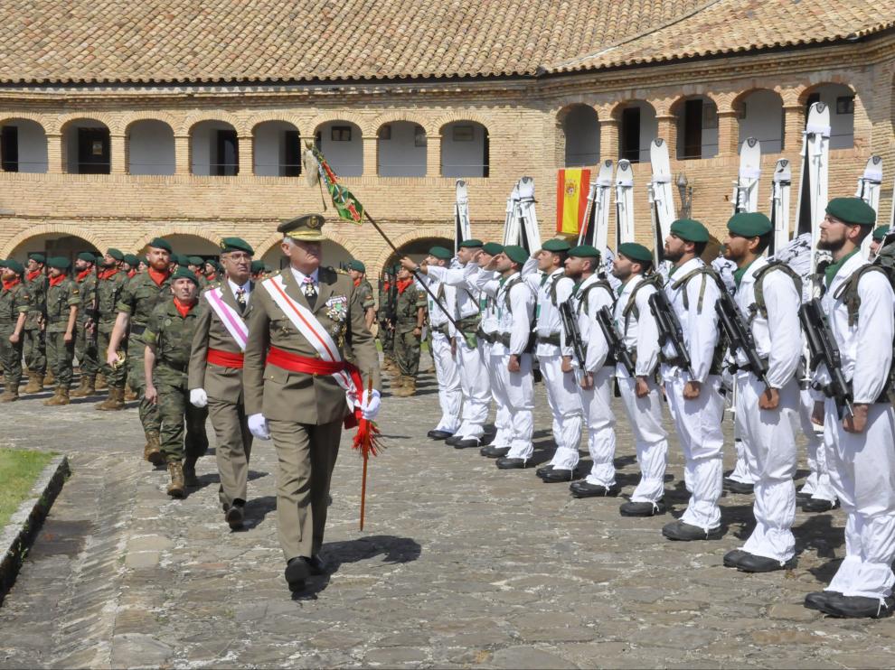 Jaca celebra la parada militar del Día de las Unidades de Montaña.