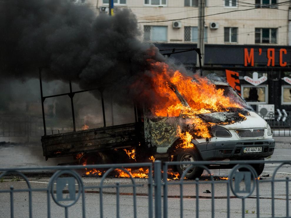 Una furgoneta arde tras un ataque con misiles en Jarkov.