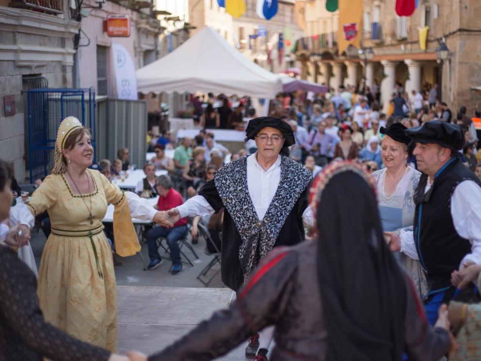Baile durante una edición anterior de la Feria del Renacimiento de Fonz.