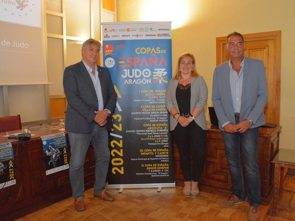 José Ángel Hierro, Olvido Moratinos y Domingo Poveda presentaron el Trofeo Pirineos de judo en el Ayuntamiento de Jaca.