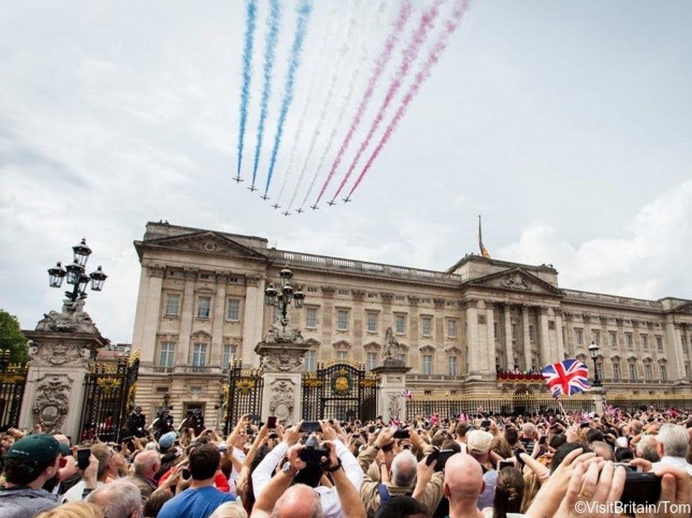 Inglaterra celebra el Jubileo Platino de la Reina Isabel II con desfiles, exposiciones y fiestas multitudinarias.
