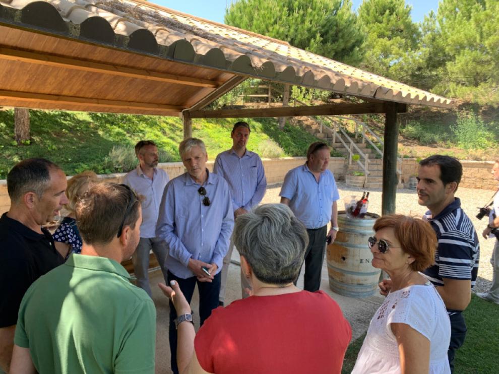 Visita de la delegación checa, junto a sus anfitriones altoaragoneses, a la Bodega Enate.