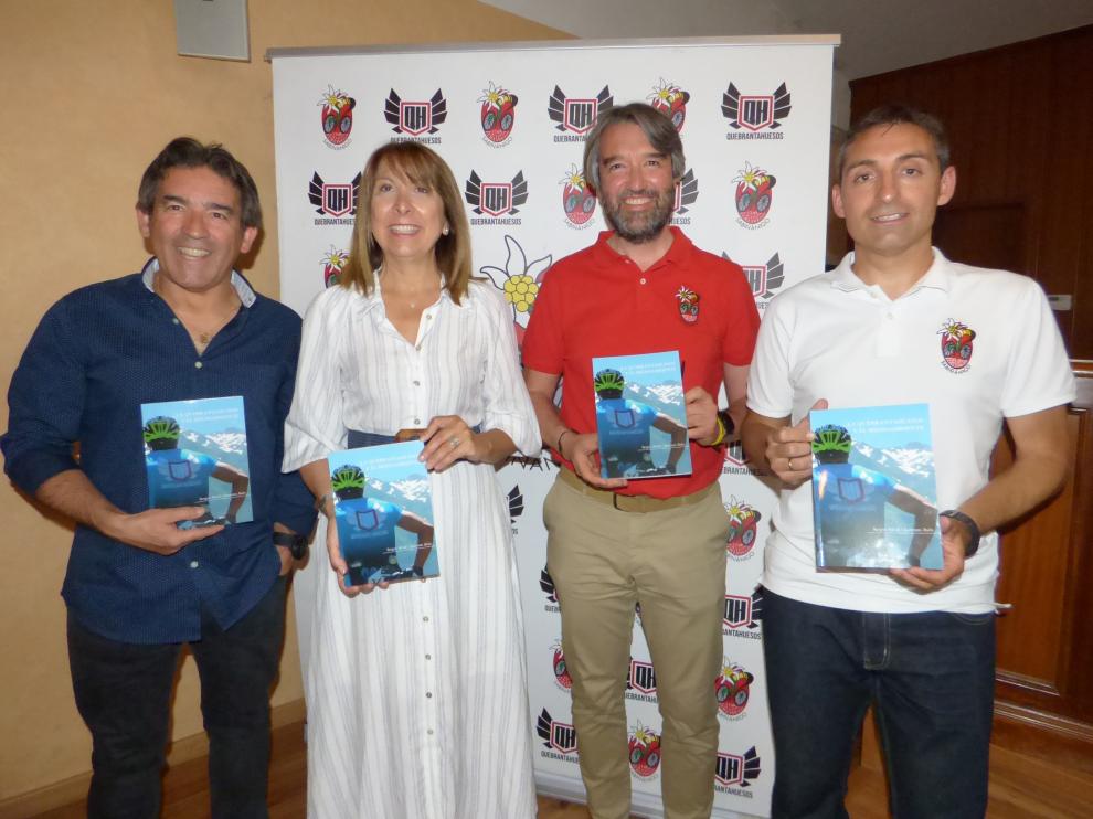 Lorenzo Asín, Berta Fernández, Quique Ascaso y Sergio Allué, este jueves en la presentación del libro.