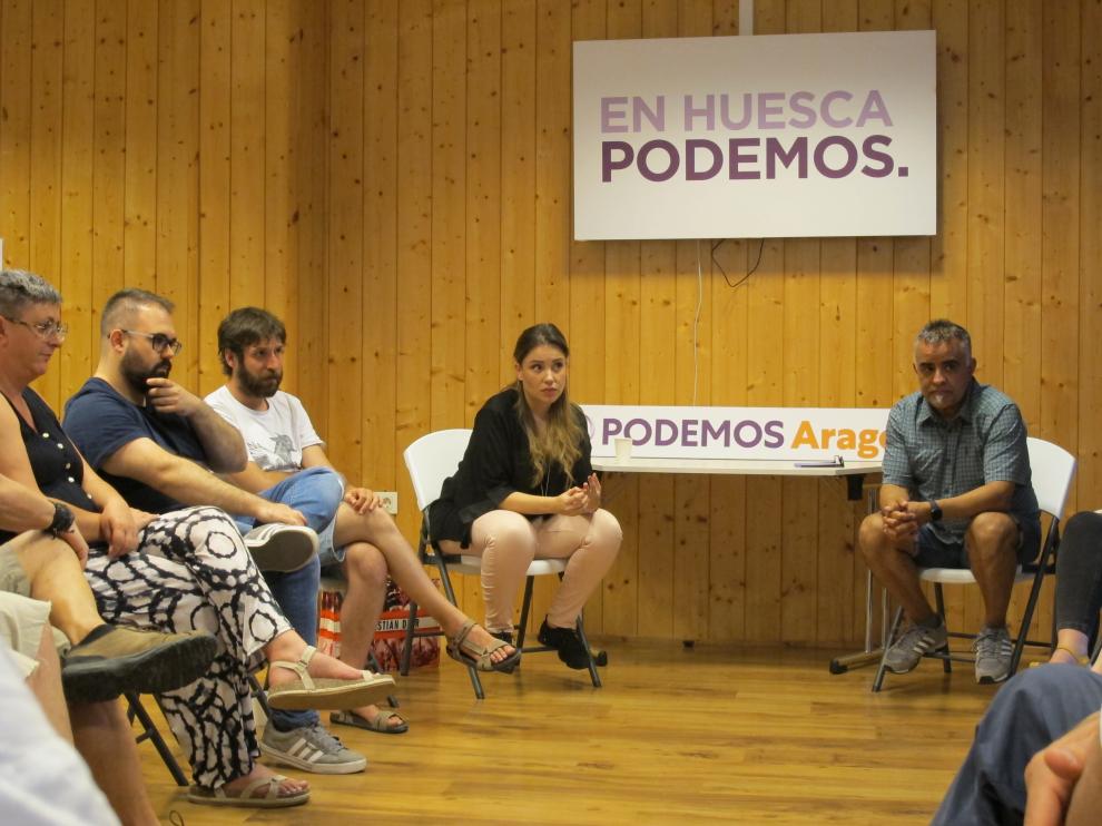 Maru Díaz junto a militantes de Podemos en Huesca.