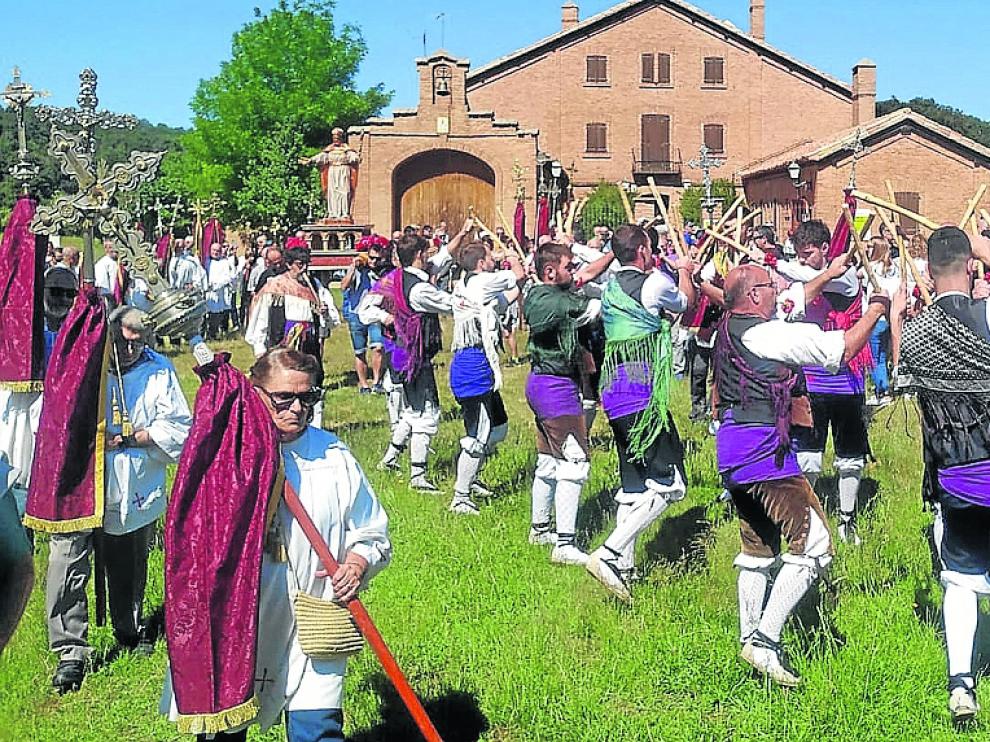 Los Danzantes de Santa Orosia han amenizado la procesión entre los dos monasterios.