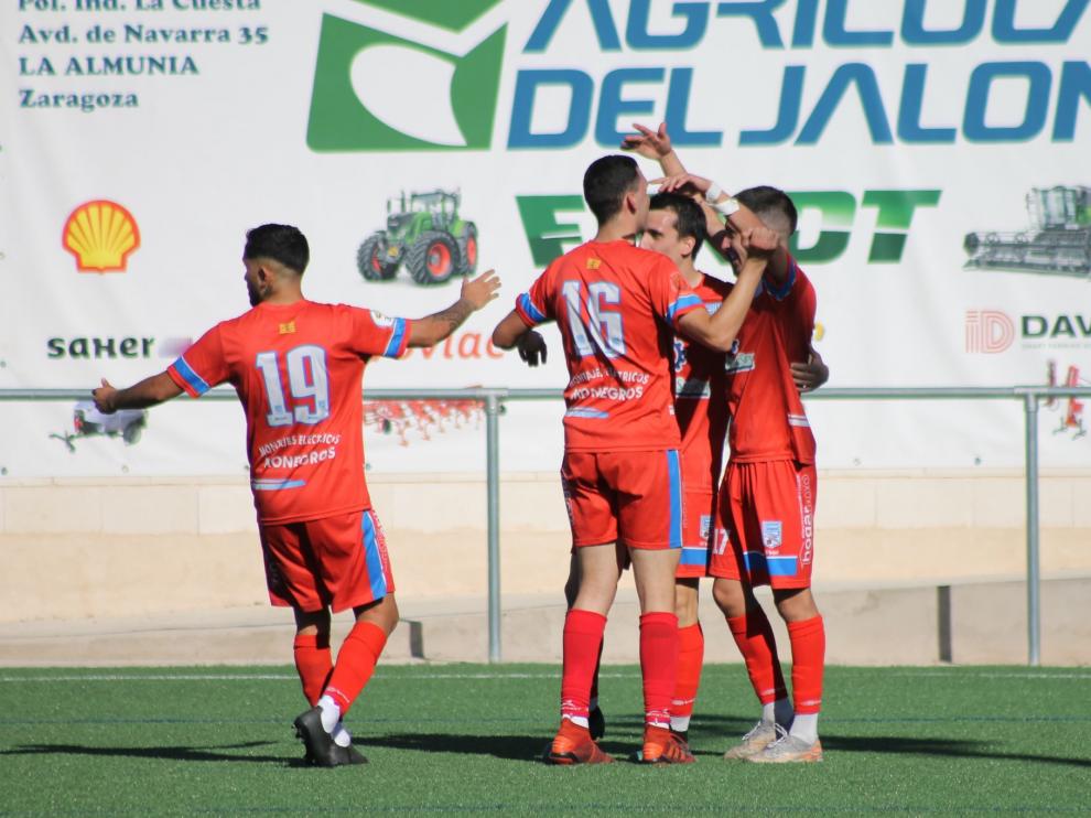 Los jugadores del Sariñena celebran el 0-1 de Roncea.