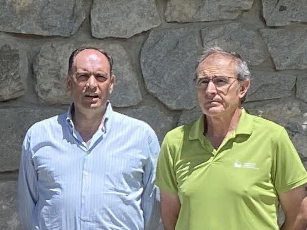 El general jefe de la VIII Zona de la Guardia Civil de Aragón, Francisco Javier Almiñana; y el presidente de la Federación Aragonesa de Montañismo (FAM), Javier Franco.