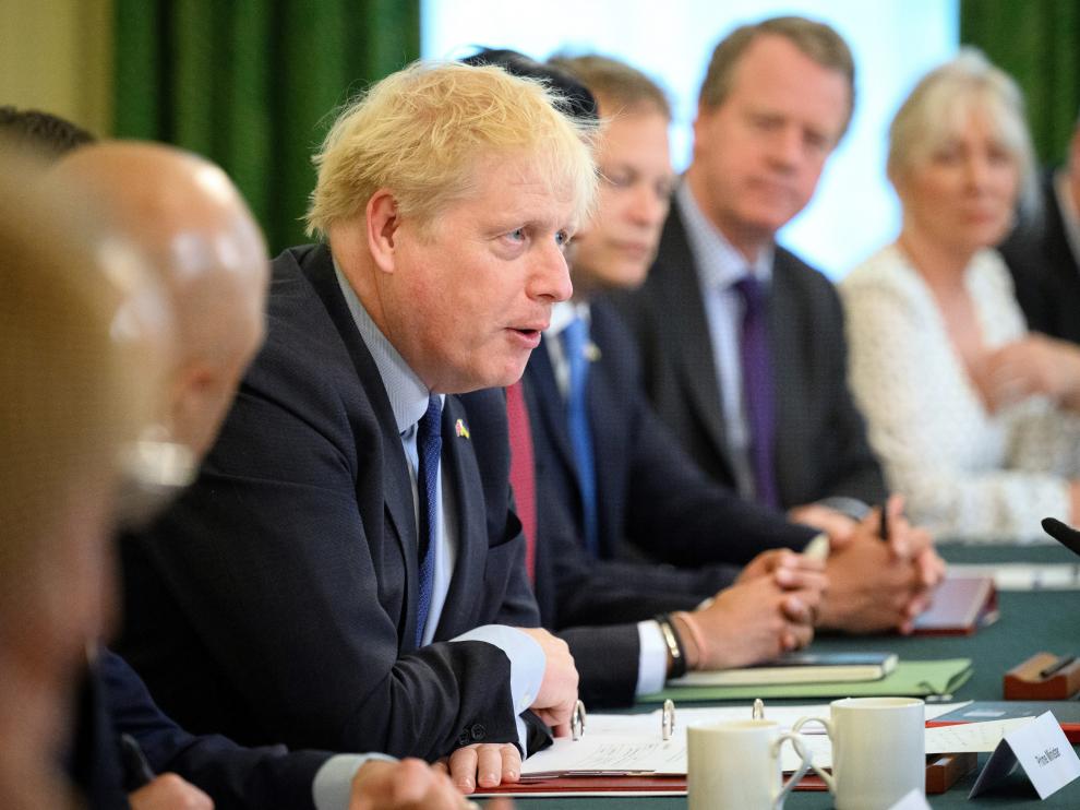 El primer ministro británico Boris Johnson durante su reunión este martes con miembros de su gabinete.