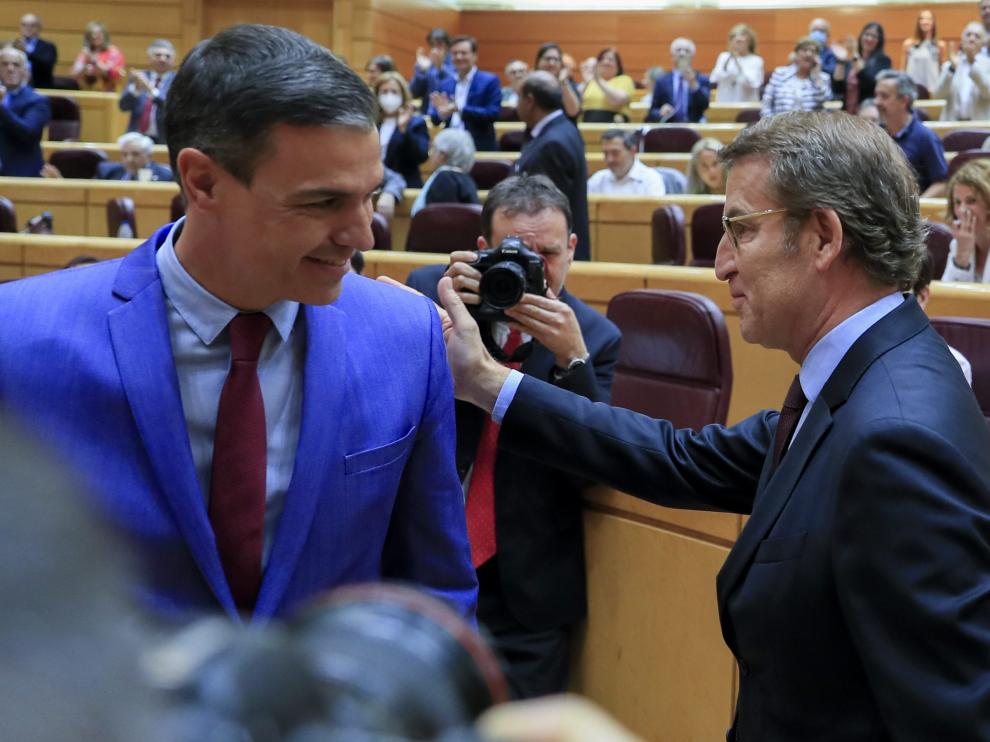 Sánchez y Feijóo este martes durante su primer encuentro en el Senado.