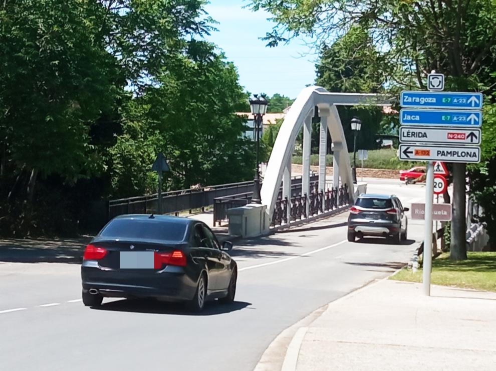 Los coches ya han vuelto a transitar por el puente de San Miguel.