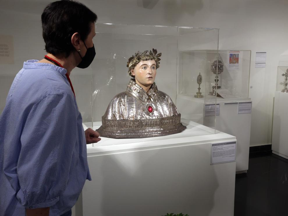 El busto relicario de San Lorenzo realizado en plata en el siglo XVI recibe a los visitantes.