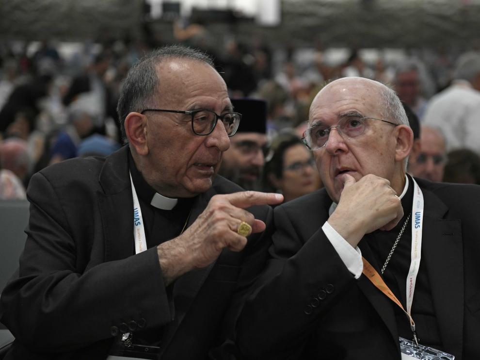 El presidente de la Conferencia Episcopal, Juan José Omella conversa con el arzobispo de Madrid, Carlos Osoro, en la presentación del documento.