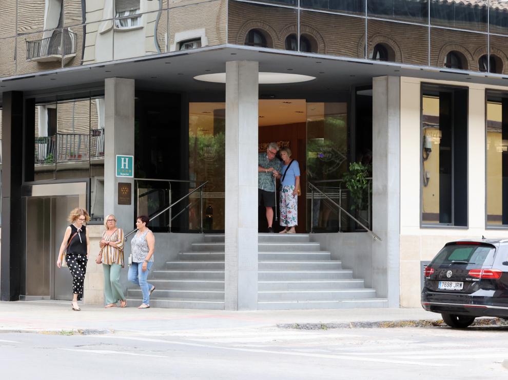 Grupos de turistas alojados en la capital oscense en el hotel Pedro I.