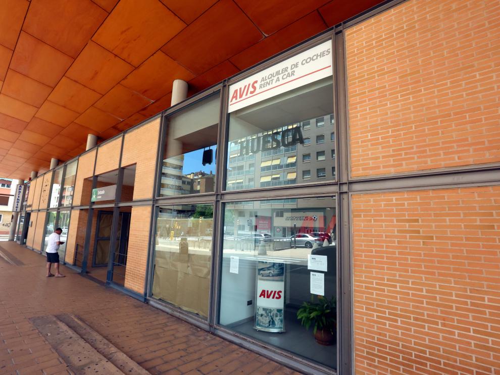 La estación dispone de cuatro locales, de los que solo está abierto el de alquiler de coches.