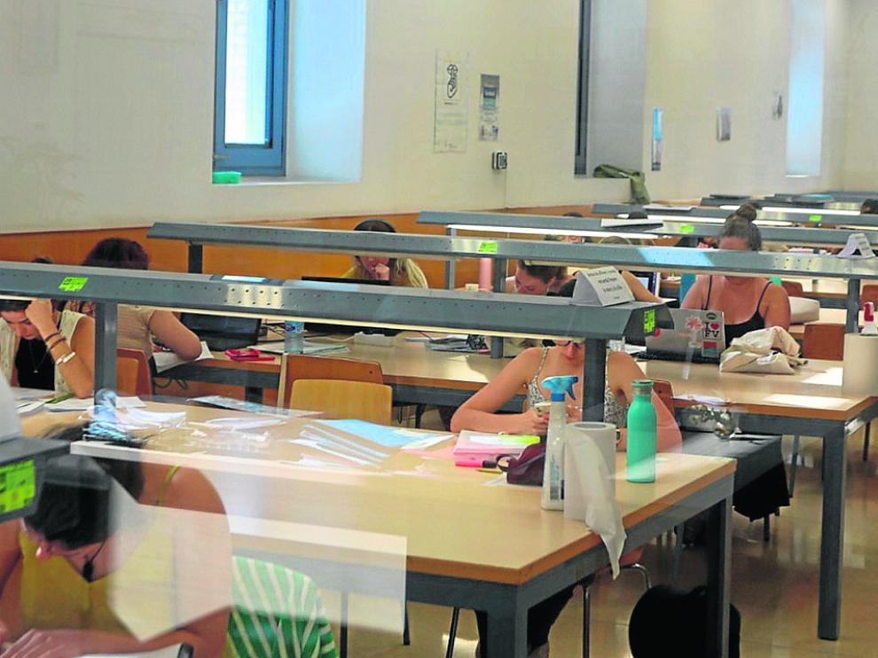 Estudiantes en la Biblioteca de la Facultad de Empresa y Gestión Pública de Huesca.