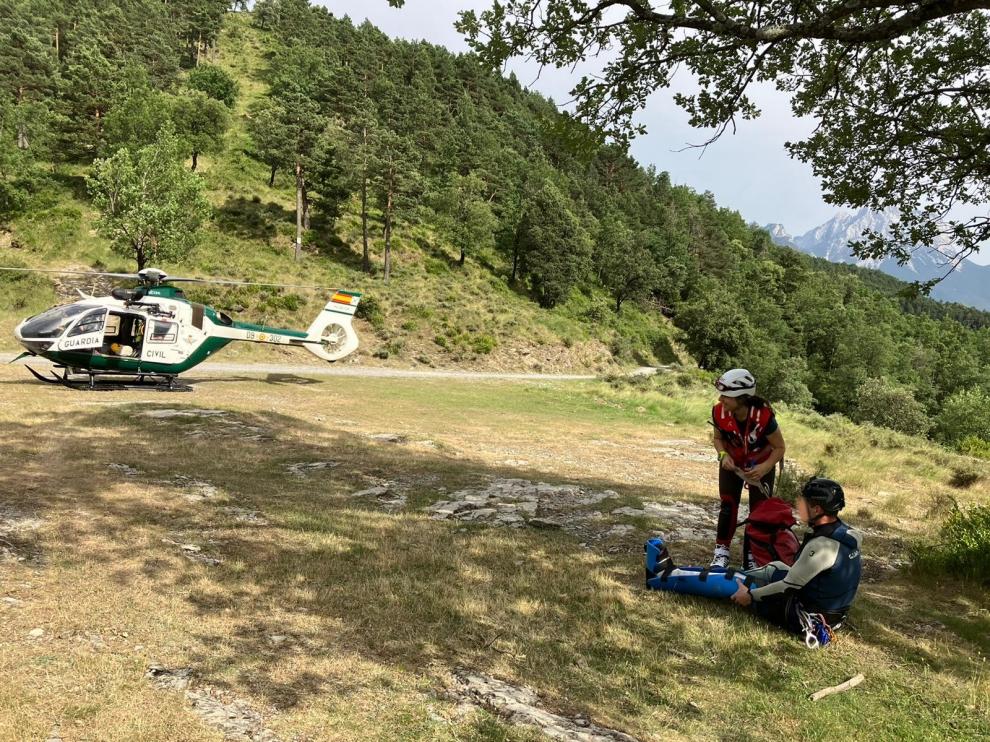 Atención al barranquista lesionado este domingo, en el barranco Miraval, en Tella.