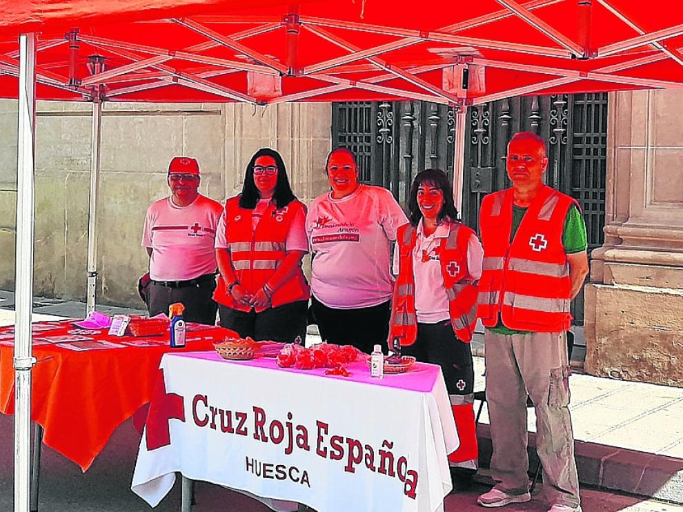 Cruz Roja y Dona Médula Aragón informaron ayer sobre este proceso desde un stand en la plaza de Navarra