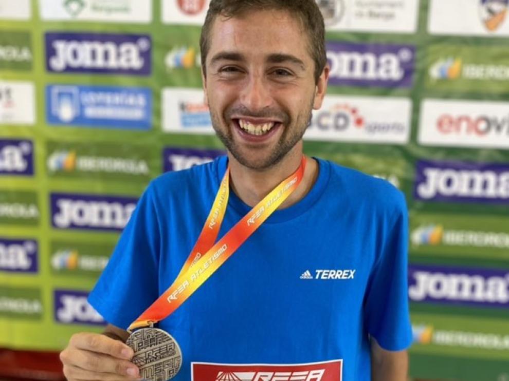 Daniel Osanz muestra su medalla.