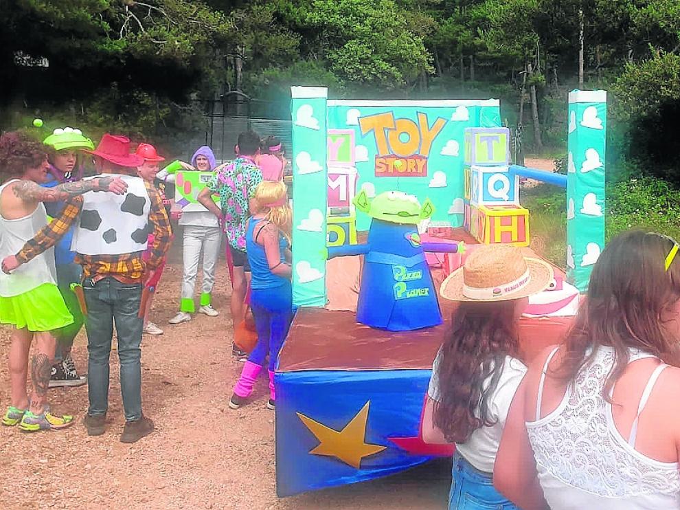 Participantes, con atuendo de Toy Story, ayer en la Baixada de Carricotxes de Benabarre.