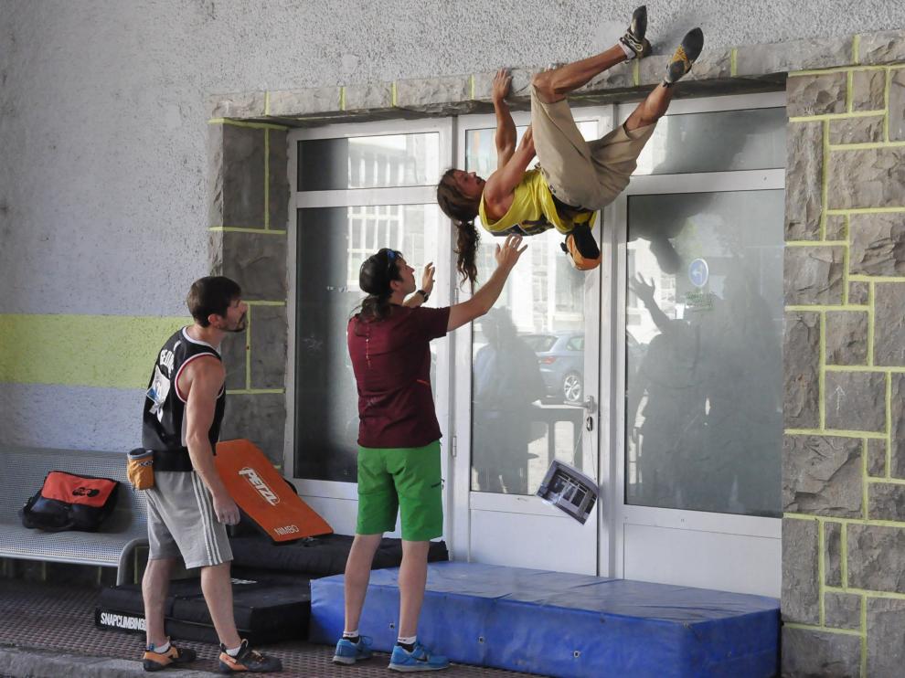 Uno de los escaladores, en la estación de autobuses de Jaca.