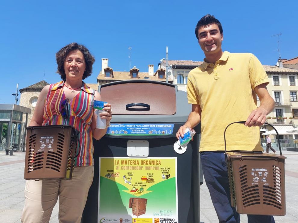 Manuel Díez, concejal de Medio Ambiente del Ayuntamiento de Jaca, y Teresa Vio, gerente de GRHUSA presentando los contenedores.