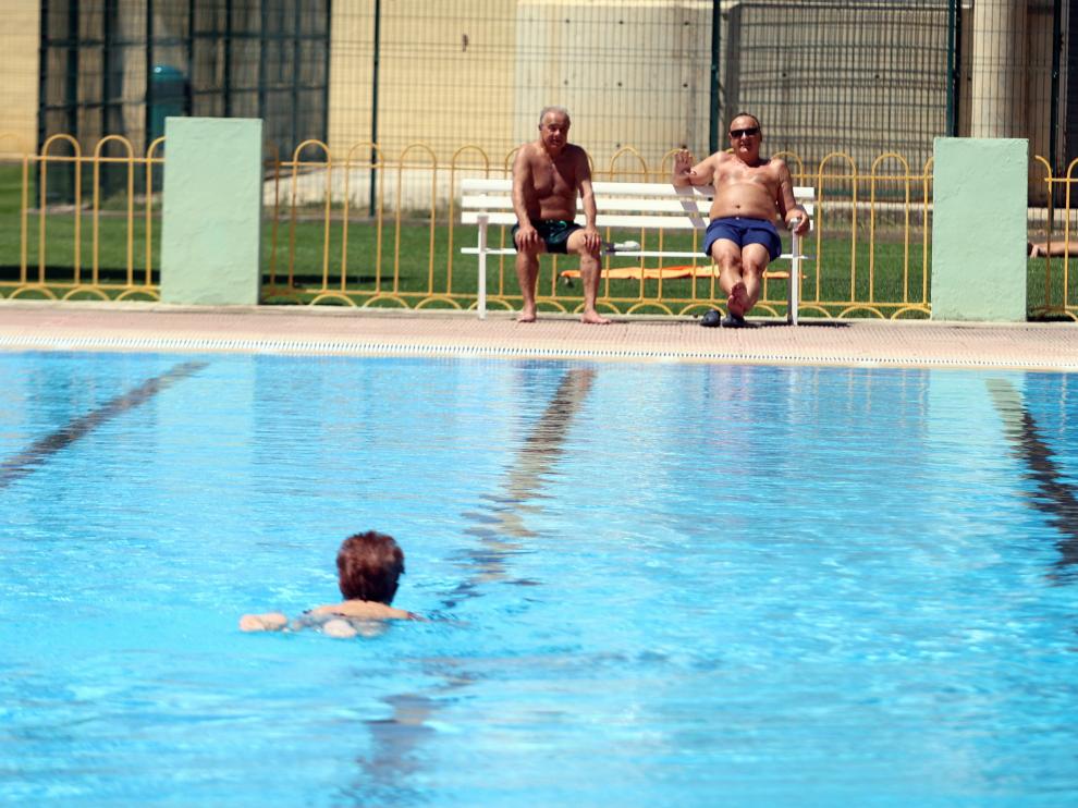 Usuarios en la piscinas de San Jorge, a principios de este mes de junio.