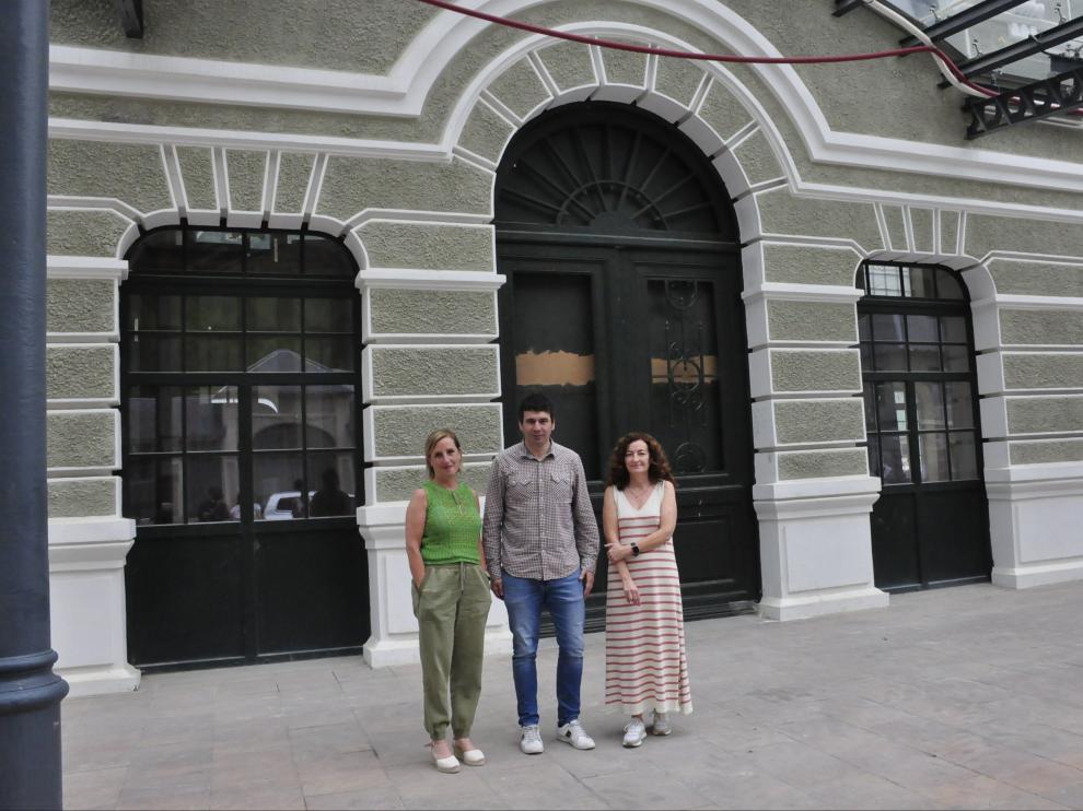 Asun Martínez, Fernando Sánchez y Marta Palomo junto a la parte central del edificio de la Estación Internacional.