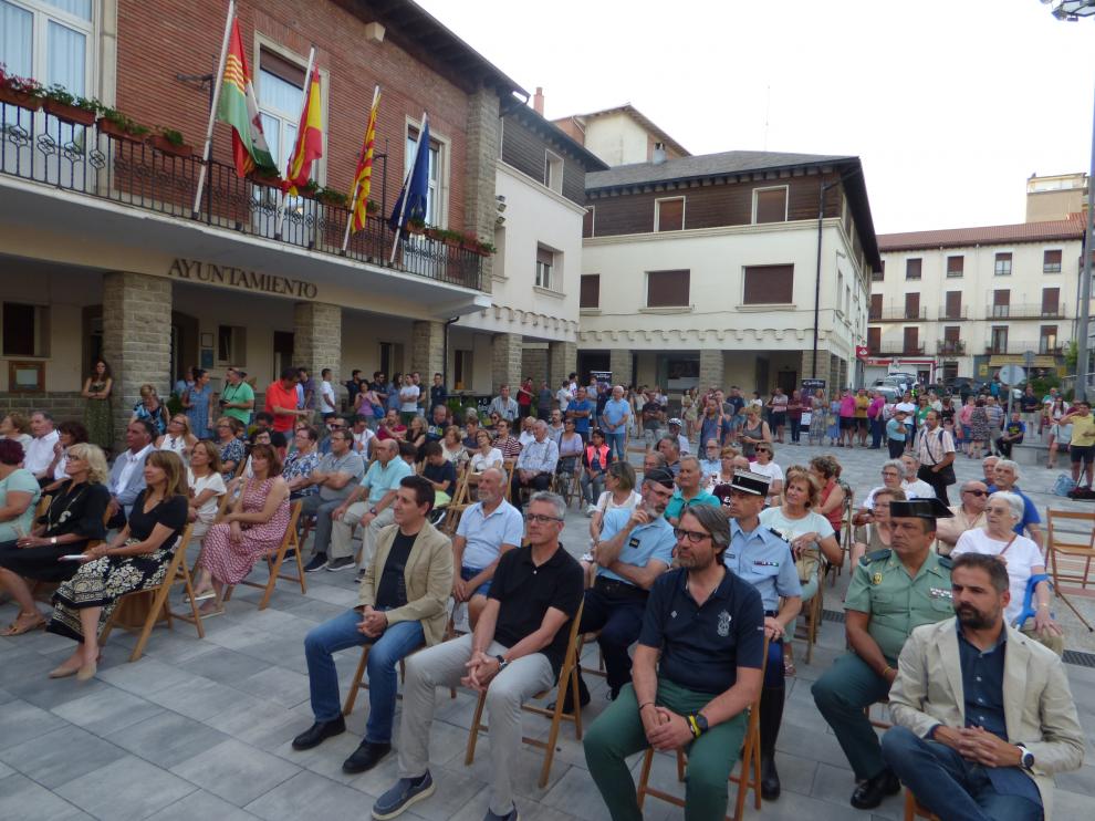 La presentación contó con mucho público en Sabiñánigo, junto a autoridades y organizadores.