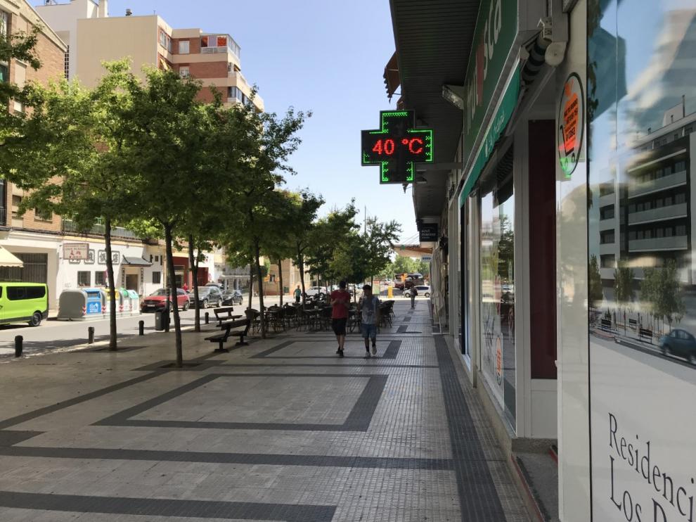 El termómetro de una farmacia de la calle Zaragoza marca 40 º, este miércoles sobre las 15:00 horas.