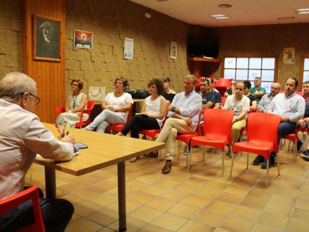 Reunión de alcalde y dirigentes socialistas celebrada en Barbastro.