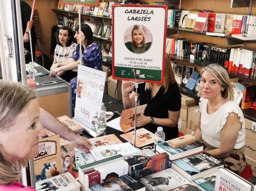 Gabriela Lardiés firmando libros en la Feria de Zaragoza.