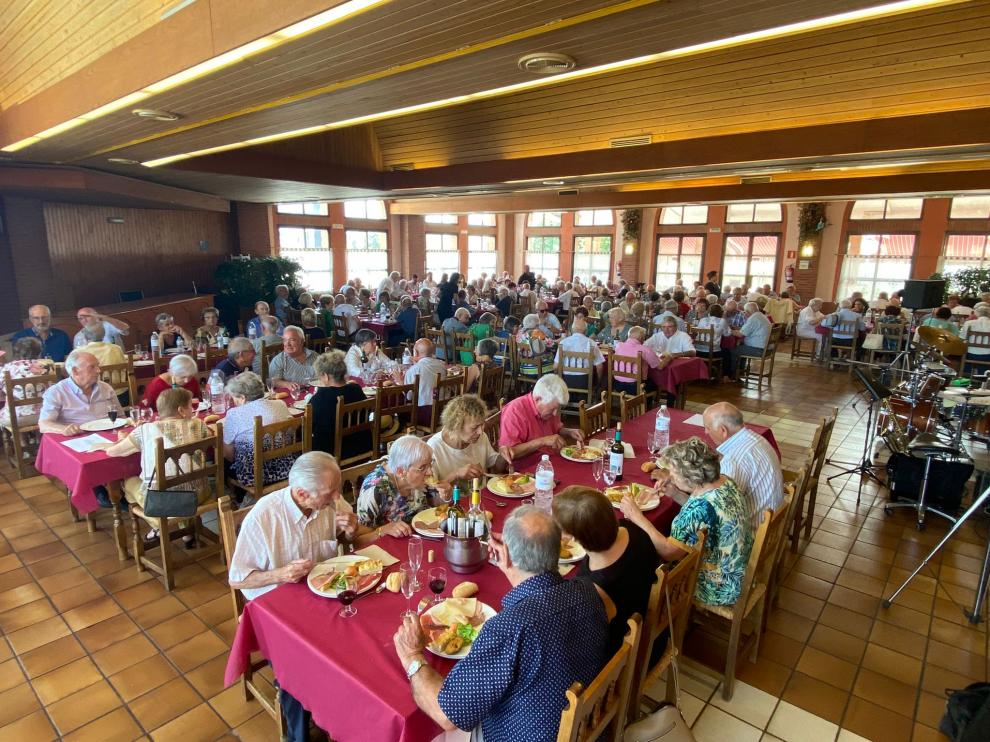 Los mayores de la Ribagorza comparten una comida después de dos años debido a la pandemia.