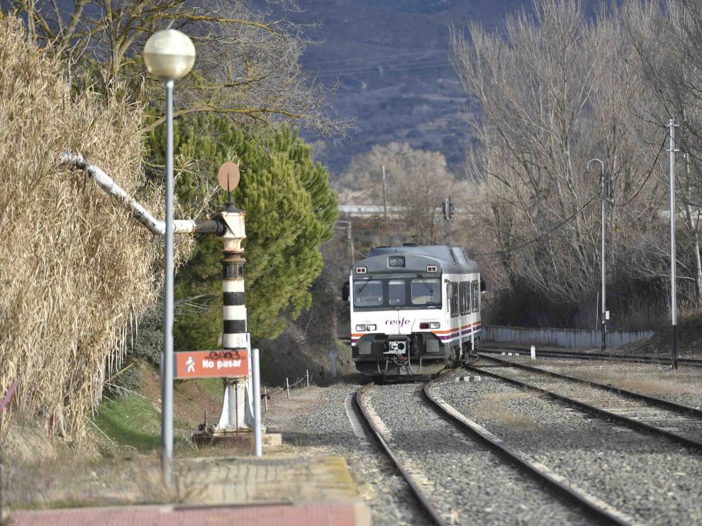 Un tren circula por el entorno de la estación ferroviaria de Ayerbe.