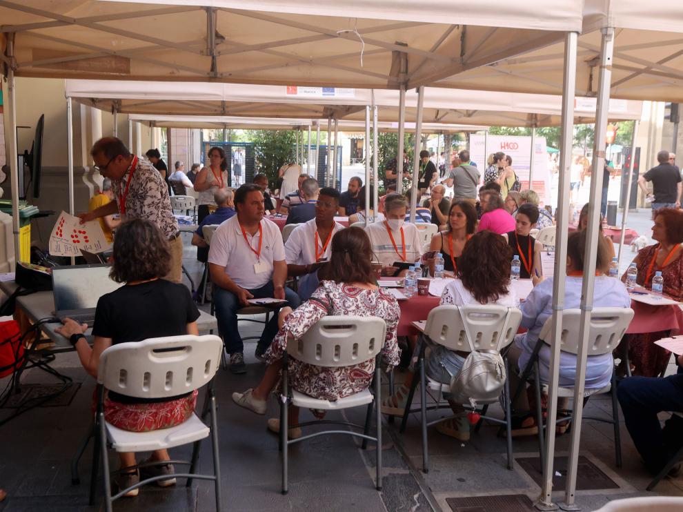 Casi cien personas se han reunido en los Porches de Galicia para lanzar ideas de ‘La Huesca que queremos’.
