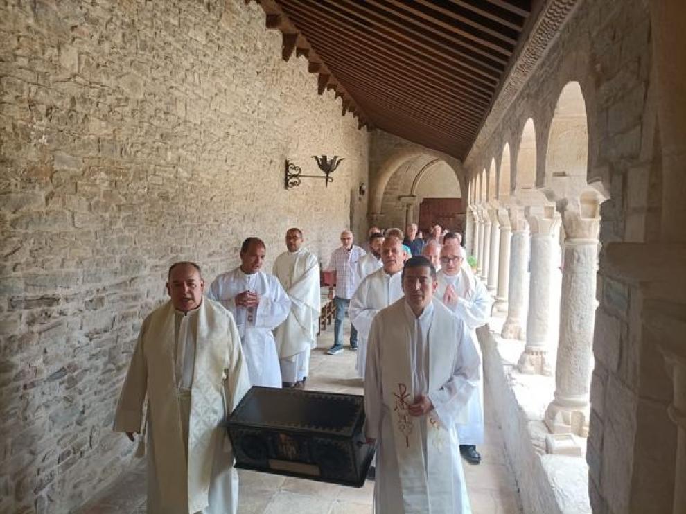 Un momento de la procesión por el claustro con las reliquias del santo.