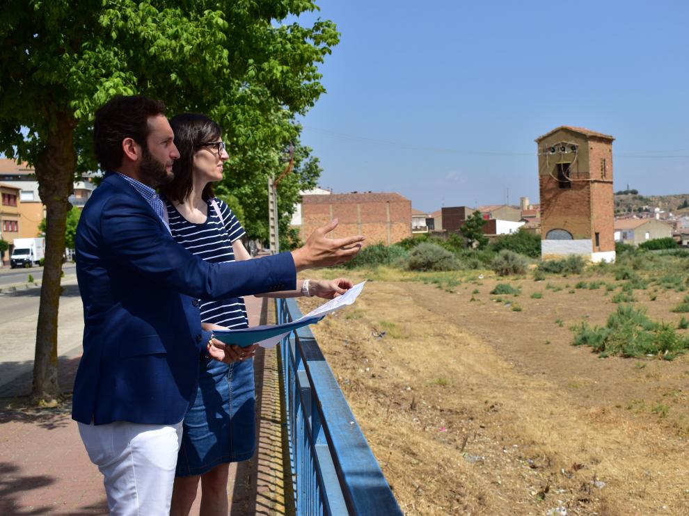 Isaac Claver, alcalde de Monzón, y Nuria Moreno, concejal de Educación, observan los terrenos.
