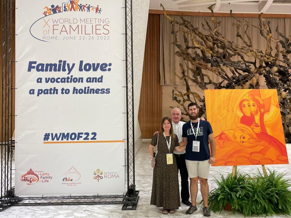 Ángel Pérez junto a una joven pareja en el X Encuentro Mundial de las Familias.
