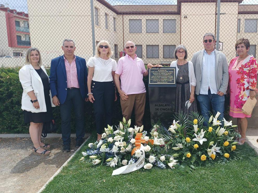 Familiares y representantes institucionales ayer junto a la placa en honor a María Jesús Burró.