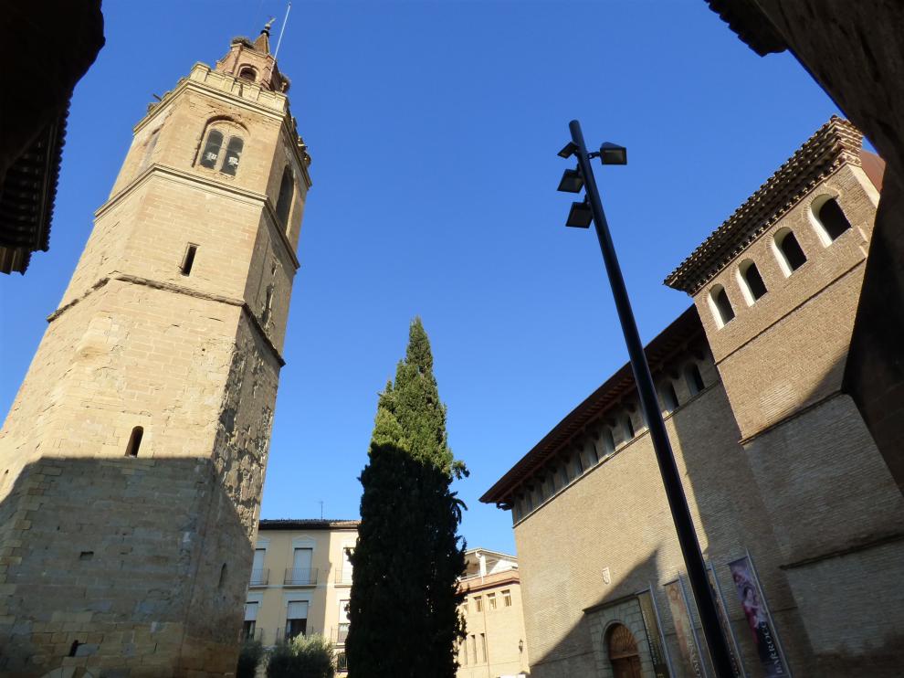 La torre campanario de la catedral es uno de los elementos que conforman la vista de Barbastro.